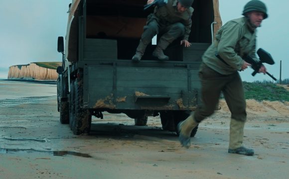 Joueurs en pleine partie de paintball à Nantes Aventures, dans un décor immersif inspiré du Débarquement, à Bouguenais près de Nantes.